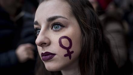 Teilnehmerin an einer Frauendemonstration zum 8. März 2018 in Rom. 