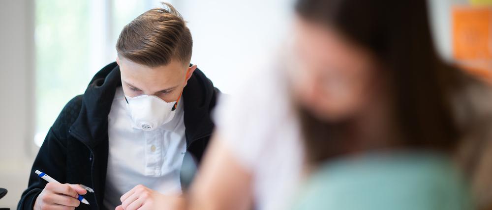 Wenn sich das Infektionsgeschehen zuspitzt, könnte auch in Berlins Schulen wieder eine Maskenpflicht gelten.