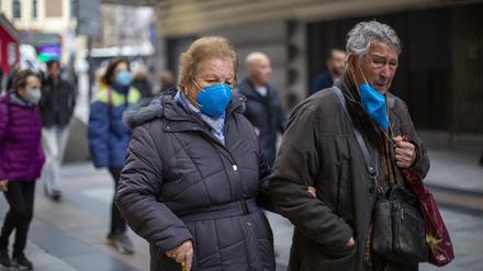 Ein Paar trägt im Januar 2024 Stadtzentrum von Madrid FFP2-Masken. 