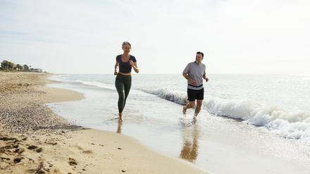Das Joggen am Strand bietet eine schönere Umgebung, ist aber auch mit mehr Anstrengung verbunden.