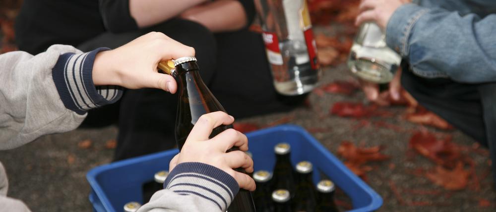 Die Zahl der Jugendlichen, die gefährlich viel Alkohol trinken, hat stark zugenommen.