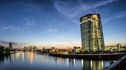 Die Frankfurter Skyline mit dem Neubau der Europäische Zentralbank im Vordergrund. 