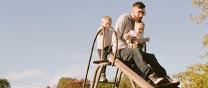 Viele Väter wollen sich gern mehr um ihre Kinder kümmern als sie es bisher tun.