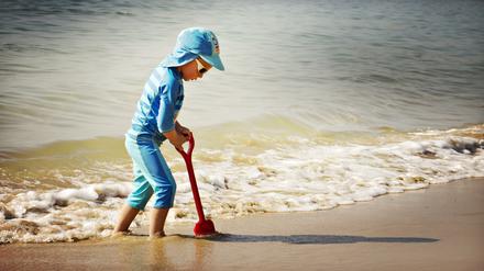 UV-Schutzkleidung ist am Strand und im Wasser besonders wichtig.