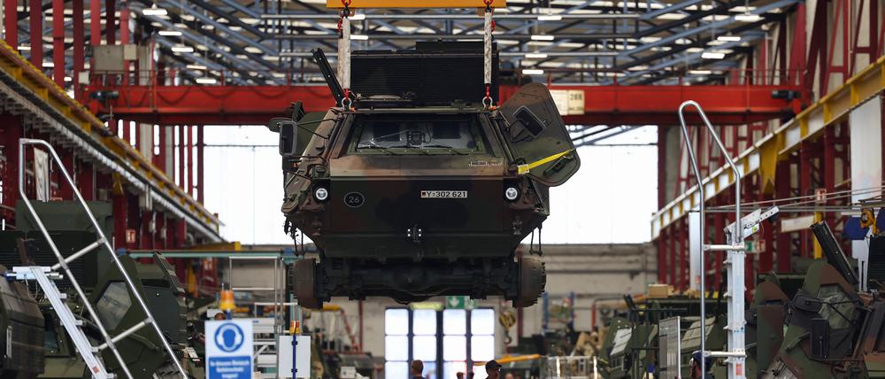 Der Motor eines APC Fuchs-Fahrzeugs ist in der Rheinmetall-Produktionsstätte für militärische Ausrüstung für die Bundeswehr, die Polizei und die Ukraine in Kassel zu sehen (Symbolbild).