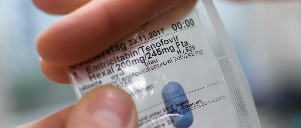 Eine Apothekerin hält einen Blister mit dem Medikament Emtricitabin in der Hand. In einem solchen Blister werden die Medikamente für HIV-Vorbeugung ausgegeben.