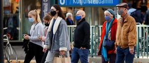Passanten mit Masken auf der Friedrichstraße in Berlin.