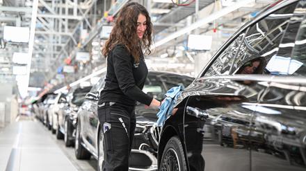 Eine Mitarbeiterin des Stuttgarter Autoherstellers Mercedes-Benz arbeitet in der Factory 56 im Merecdes-Benz Werk in Sindelfingen in der Fertigung von Oberklasse- und Luxus fahrzeugen.