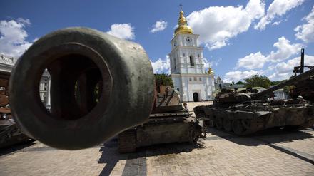 Eine Ausstellung von erbeutetem russischen Kriegsgerät steht auf dem Michaelplatz in Kiew.