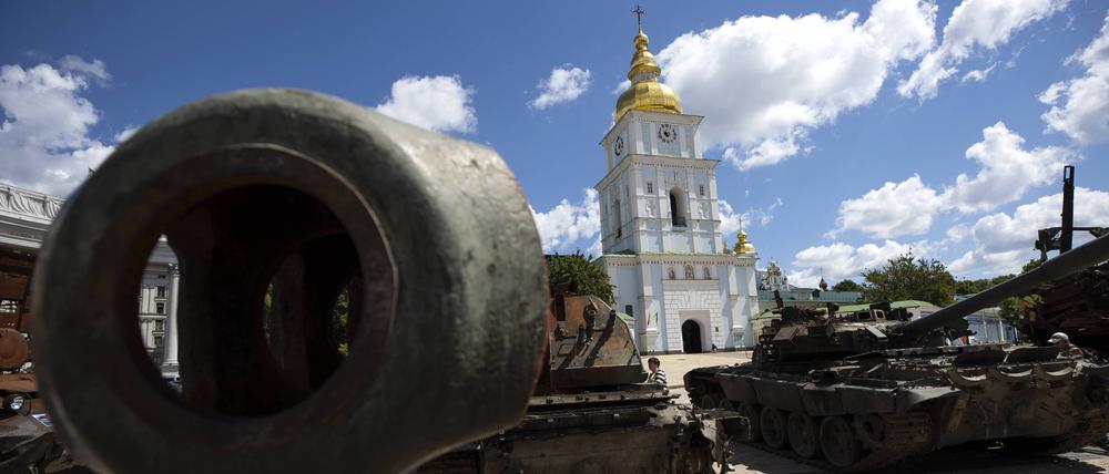Eine Ausstellung von erbeutetem russischen Kriegsgerät steht auf dem Michaelplatz in Kiew.