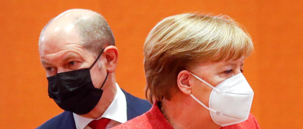 German Chancellor Angela Merkel and Finance Minister Olaf Scholz wear protective masks as they attend the weekly cabinet meeting at the Chancellery in Berlin, Germany, January 20, 2021. REUTERS/Fabrizio Bensch/Pool