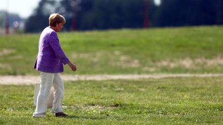 Bundeskanzlerin Angela Merkel (CDU) unterwegs in der Nähe von Grimmen zu Fuß