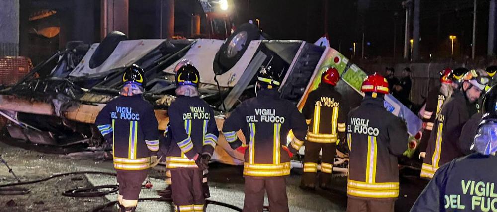 Laut der Feuerwehr von Venedig fing der Bus Feuer, nachdem er von einer Brücke gestürzt war. 