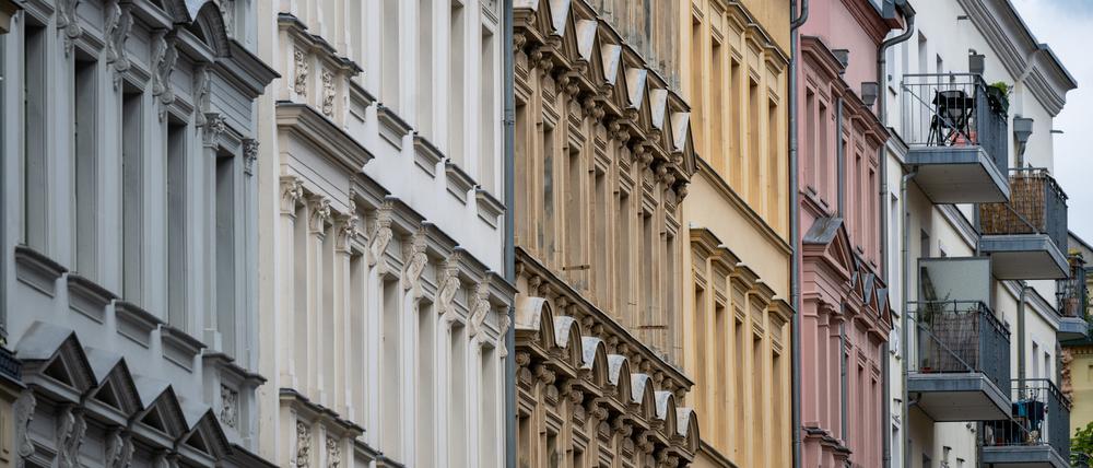 Blick auf sanierte Fassaden der Altbauwohnungen im Berliner Bezirk Prenzlauer Berg. 