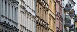 Blick auf sanierte Fassaden der Altbauwohnungen im Berliner Bezirk Prenzlauer Berg. (zu dpa «Neuer Mietspiegel für Berlin - Mieterhöhungen drohen») +++ dpa-Bildfunk +++