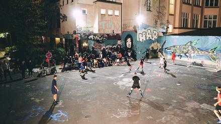 In Innenhöfen zwischen Hochhäusern werden die Events des „Streetfootballclub“ veranstaltet.