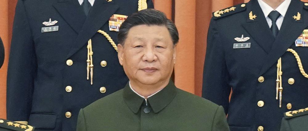 Chinas starker Mann Xi Jinping im Kreise hoher Militärs.