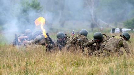 Ukrainische Soldaten während einer Übungseinheit.