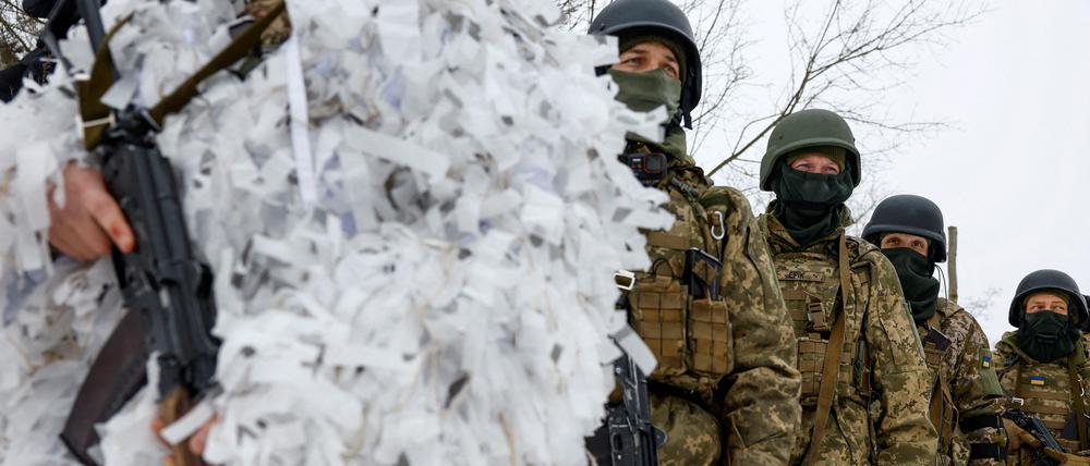 Ukrainische Soldaten beim Training.   