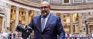 Der Mann an der (Foto-)Kamera im Pantheon in Rom ist Gennaro Sangiuliano, seit Oktober 2022  Italiens Kulturminister.