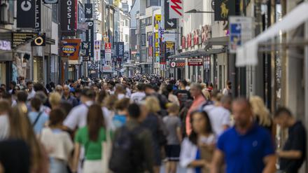 Menschen drängen sich in der Hohe Straße, der Einkaufsstrasse der Stadt Köln, bei hochsommerlichen Temperaturen.