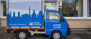 Der Zaster-Laster, ein mobiler Geldautomat der Volksbank.