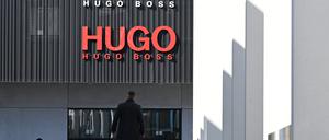 Das Logo des Modekonzerns Hugo Boss, aufgenommen an einem Outlet-Store am Firmensitz in Metzingen. 