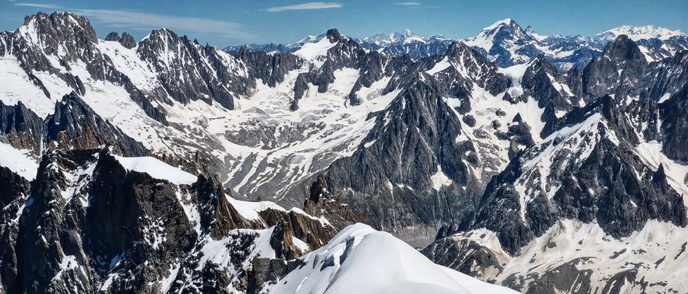 Kletterer auf dem Weg zum Mont Blanc an der französisch-italienischen Grenze.