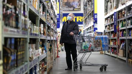 Ein Kunde in einem Supermarkt in Moskau
