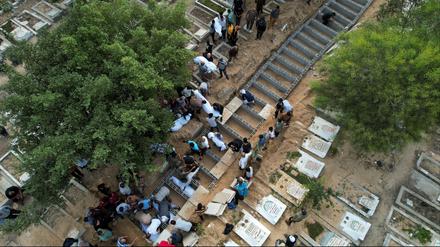 Massenbeerdigung auf einem Friedhof im Gazastreifen.
