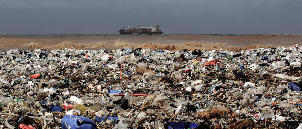 Plastikmüll liegt an einem Strand des Distrikts Keserwan nördlich der Hauptstadt Beirut. Rund 33.800 Plastikflaschen landen statistisch gesehen jede Minute im Mittelmeer.