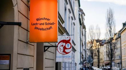 Der Eingang zur Münchner Lach- und Schießgesellschaft. 