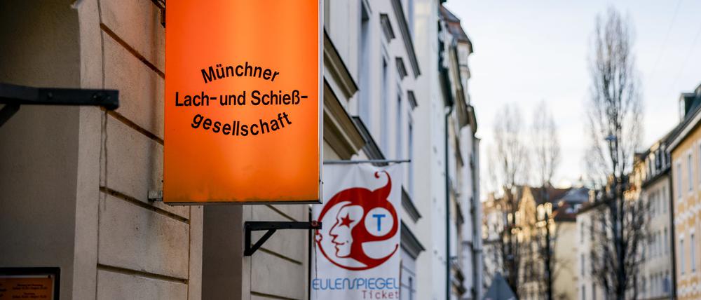 Der Eingang zur Münchner Lach- und Schießgesellschaft. 
