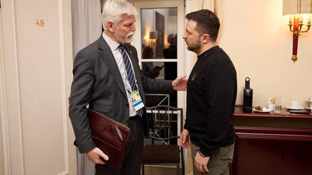Tschechiens Präsident Petr Pavel (l.) und sein ukrainischer Kollege Volodymyr Selenskyj  am Rande der Münchner Sicherheitskonferenz. 