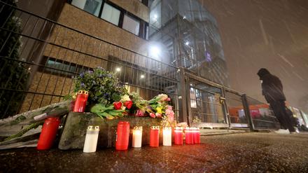 Grablichter und Blumen am Tag nach der Tat vor dem Gebäude der Zeugen Jehovas im Hamburger Stadtteil Alsterdorf. 