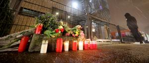Grablichter und Blumen am Tag nach der Tat vor dem Gebäude der Zeugen Jehovas im Hamburger Stadtteil Alsterdorf. 
