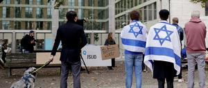 12.10.2023, Berlin: Teilnehmer verschiedener Interessengruppen demonstrieren vor dem Auswärtigen Amt gegen den Terror der Hamas und für Solidarität mit den Menschen in Israel. Foto: Carsten Koall/dpa +++ dpa-Bildfunk +++