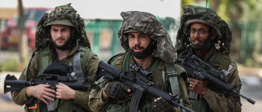 Israelische Soldaten nehmen an einer Fahndung nach einem Bewaffneten teil. 
