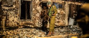 Kibbuz Be’eri. Ein israelischer Soldat inspiziert ein zerstörtes Haus in dem von Terroristen der Hamas überfallenen Kibbuz.