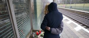 Passanten trauern um die Opfer auf dem Bahnsteig im Bahnhof von Brokstedt. 