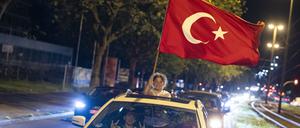Am Abend der Wahl fahren Anhänger des bislang amtierenden türkischen Präsidenten Erdogan in Duisburg-Marxloh mit ihren Autos über die Straßen.