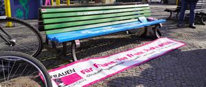 Frisch lackierte Sitzbank des Projekts „Stadtteile ohne Partnergewalt“ (StoP).