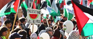 28.10.2023, Bayern, München: Eine Demonstrantin hält auf einer Pro-Palästina-Kundgebung ein Schild mit der Aufschrift "Palestine will be free". Wochen nach dem Terrorangriff der Hamas auf Israel kam es deutschlandweit erneut zu zahlreichen Demonstrationen. Foto: Karl-Josef Hildenbrand/dpa +++ dpa-Bildfunk +++