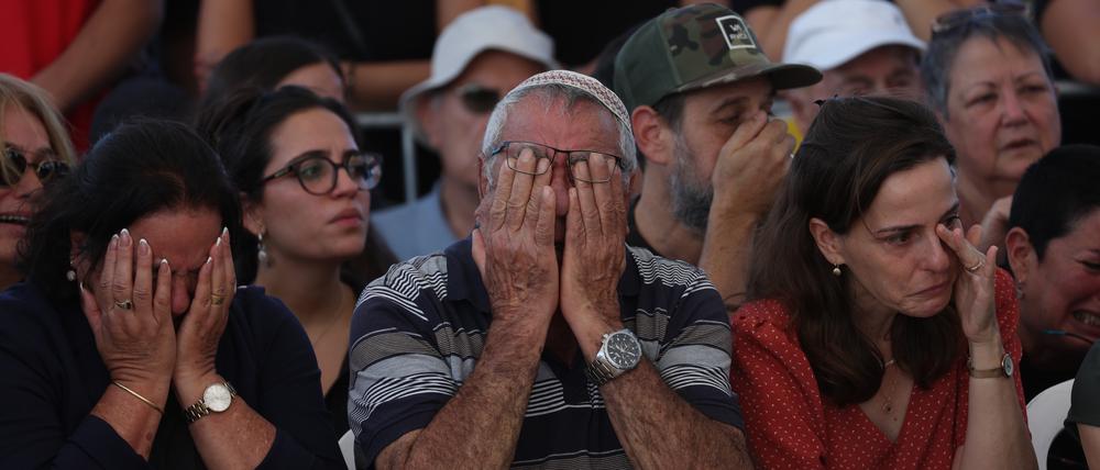 Trauernde bei der Beerdigung einer von der Hamas getöteten israelischen Familie.