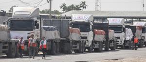 Lastwagen mit humanitärer Hilfe für den Gazastreifen fahren in Rafah aus Ägypten ein.