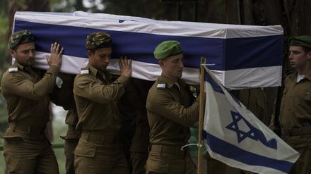 Die Trauer um die eigenen Opfer steht im Vordergrund der Berichterstattung in Israel.
