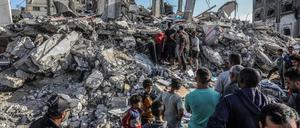Palästinenser inspizieren ein zerstörtes Haus nach einem israelischen Luftangriff. 