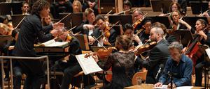 Navid Kermani und das Deutsche Symphonie-Orchester unter Robin Ticciati am Sonntag in der Berliner Philharmonie.