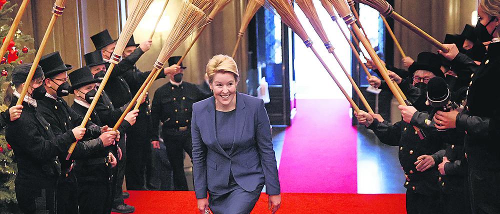 Für sie stehen sie Spalier: Franziska Giffey am 21. Dezember bei ihrem Einzug ins Rote Rathaus als neue Regierende Bürgermeisterin Berlins.