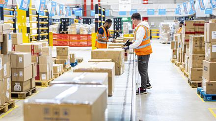 Pakete fahren im neuen Logistikzentrum des Onlineversandhändlers Amazon in Helmstedt über ein Fließband.